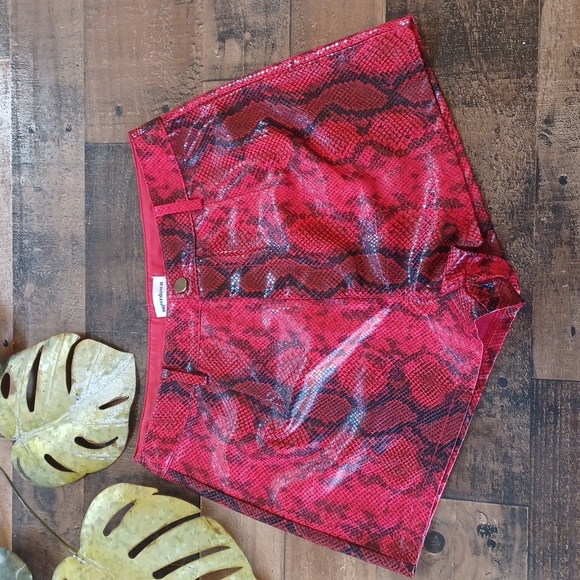 Superdown Women's Faux Snake Shorts size Medium - Picture 2 of 8